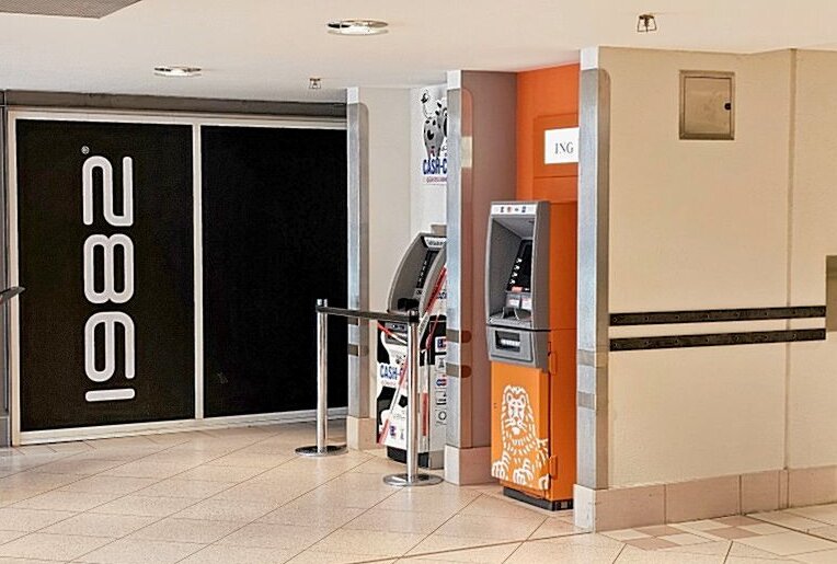 Sachsen-Allee: Geldräuber verkleiden sich als Handwerker und machen Beute - Dieser Geldautomat wurde von den Tätern aufgehebelt. Foto: Harry Härtel