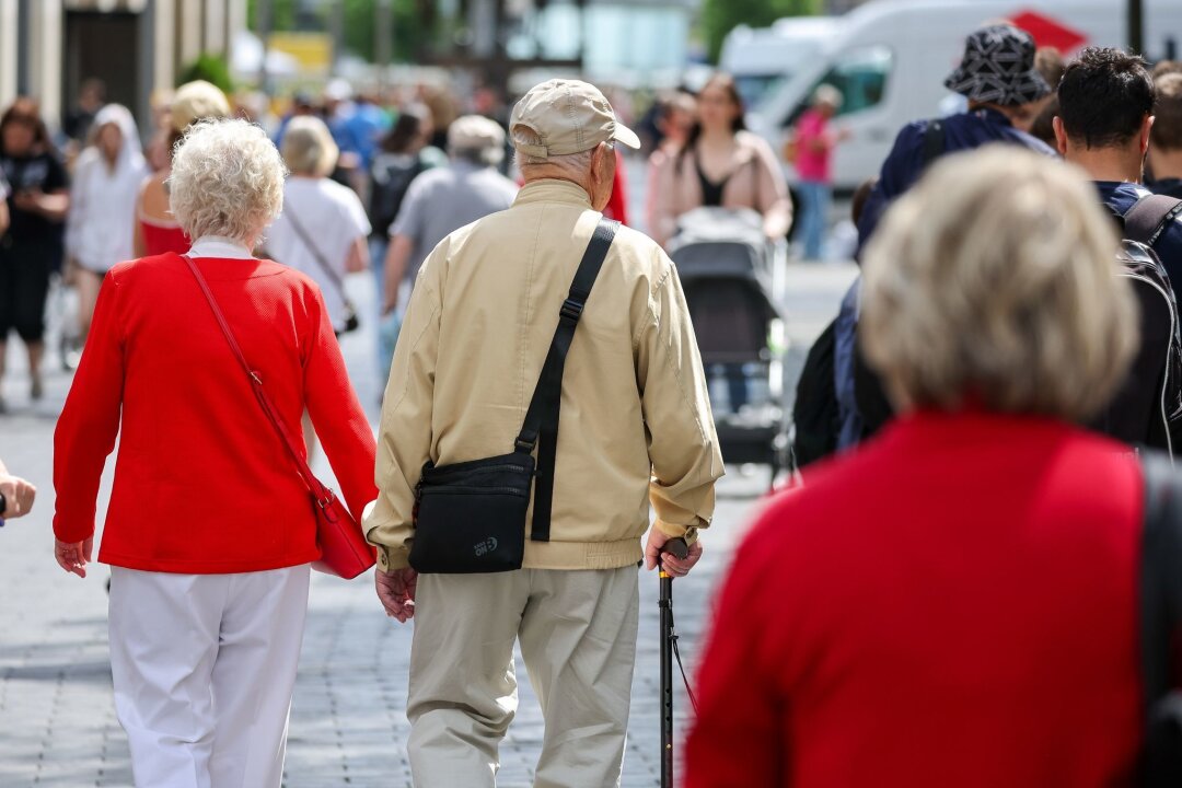 Sachsen Bevölkerungszahl schrumpft bis 2040 deutlich - Senioren gehen durch die Leipziger Innenstadt.