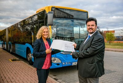 Sachsen fördert Kauf von 30 Niederflurbussen mit Biomethan-Antrieb - Ines Fröhlich, Staatssekretärin für Mobilität, überreichte den Förderbescheid persönlich an CVAG-Vorstand Jens Meiwald. Foto: CVAG