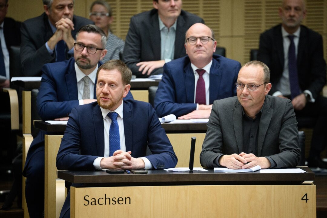 Sachsen spricht im Bundesrat nicht mit einer Stimme - Michael Kretschmer (l, CDU), Ministerpräsident von Sachsen, sitzt im Bundesrat.