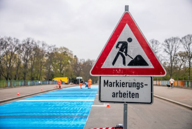 Sachsenbrücke bekommt "Warming-Stripes" - "Warming Stripes" werden auf der Sachsenbrücke im Clara Zetkin Park Leipzig angebracht. Foto: Christian Grube