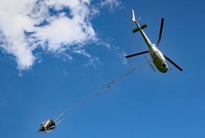 Sachsenforst startet im Forstbezirk Plauen Bodenschutz-Kalkung - Laut Sachsenforst sind ab Anfang September zwei Hubschrauber zur Bodenschutz-Kalkung über vogtländischen Wäldern im Einsatz. Foto: Thomas Voigt