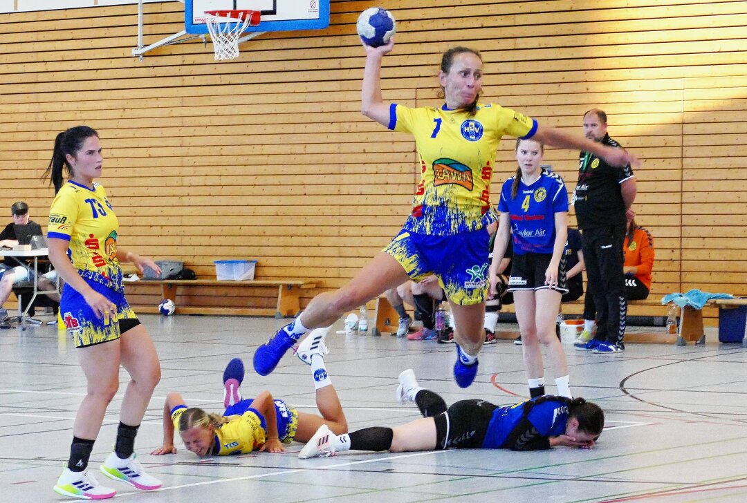Sachsenliga-Handballerinnen aus Marienberg vergeigen das erste Heimspiel - Marienbergs Routinier Kristin Tippmann-Wendrock erzielte in diesem Spiel zwei Tore. Foto: Andreas Bauer