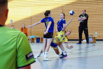 Sachsenliga-Handballerinnen aus Marienberg vergeigen das erste Heimspiel - Gegen die robuste Bischofswerdaer Abwehr, die zwei Rote Karten kassierte, hatte es auch Leonie Tinney schwer. Foto: Andreas Bauer