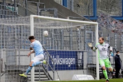 Sachsenpokal: Chemnitz und Zwickau setzen sich knapp durch - Lukas Aigner schießt das 1:0 für den CFC. Foto: Harry Härtel