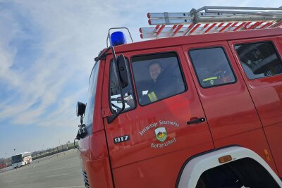 Sachsenring: Fahrsicherheitstraining für Feuerwehr aus Mittelsachsen - Sicher auf der Straße: Feuerwehrkameraden üben für den Notfall