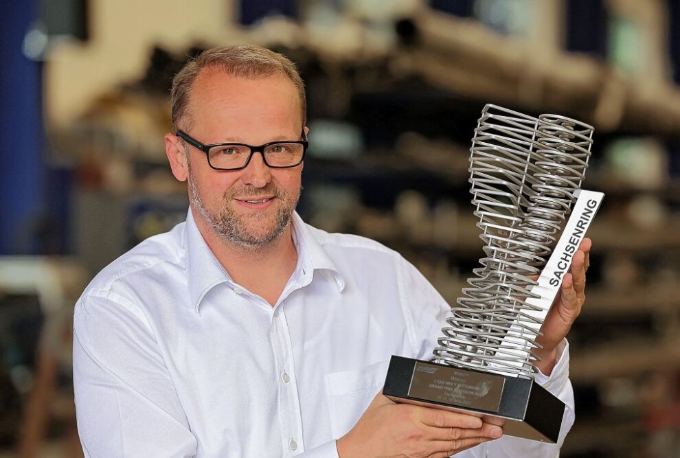 Sachsenring GP 2023: Geheimnis um den Pokal gelüftet - Dirk Maltitz mit dem Pokal. Foto: Andreas Kretschel