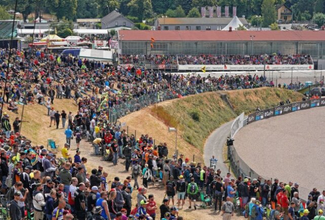 Sachsenring für 2022 wieder mit Zuschauern an der Strecke. Am Rennwochenende 17.-19.Juni 2022 weden weit über 200.000 Besucher erwartet. Foto: Andreas Kretschel