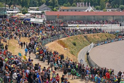 Sachsenring: Grand Prix Vorbereitungen laufen auf Hochtouren - Sachsenring für 2022 wieder mit Zuschauern an der Strecke. Am Rennwochenende 17.-19.Juni 2022 weden weit über 200.000 Besucher erwartet. Foto: Andreas Kretschel