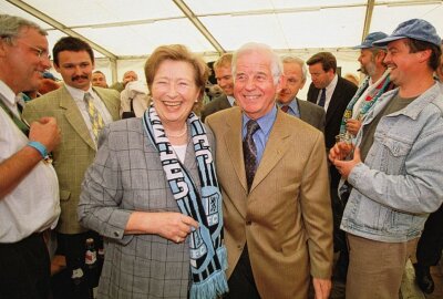 Sachsens ehemaliger Ministerpräsident Kurt Biedenkopf ist tot - Im Juni 1999 bejubelte er mit seiner Frau Ingrid den Aufstieg des Chemnitzer FC in die 2. Bundesliga. Foto: Harry Härtel/Archiv