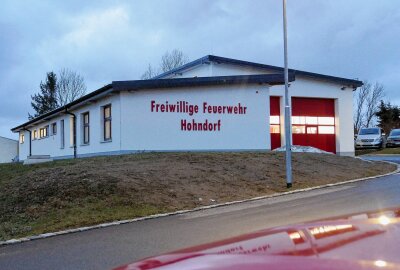 Sachsens Innenminister weckt Zuversicht bei erzgebirgischen Feuerwehren - Das Hohndorfer Gerätehaus wurde 2022 eingeweiht. Foto: Andreas Bauer