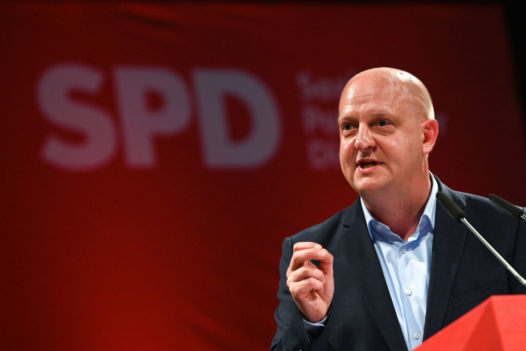 Sachsens SPD und Grüne fordern Schutzmaßnahmen für Wahlkampf - Der Landesvorsitzende Henning Homann redet auf dem Landesparteitag der SPD Sachsen in Chemnitz.