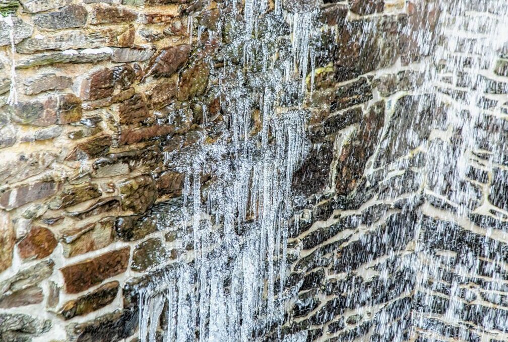 Sachsens Wetter gleicht einer Achterbahnfahrt - Eiszapfen am Wasserfall Sendig Mühle. Foto: André März
