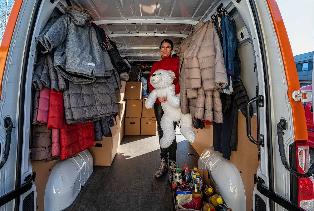 Olga Hermsdorf packt mehrere Transporter mit gespendeten Sachen für die Ukraine. Foto: Ralph Kunz