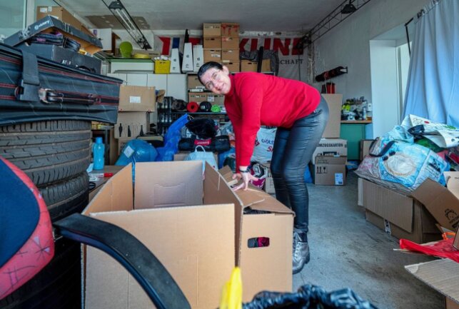 Sachspenden-Aufruf einer Chemnitzerin für die Ukraine: "Jeder kann helfen" - Olga Hermsdorf packt mehrere Transporter mit gespendeten Sachen für die Ukraine. Foto: Ralph Kunz