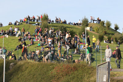 Bei bestem Rennwetter strömten zahlreiche Fans zum Sachsenring. Foto: Volker Lange