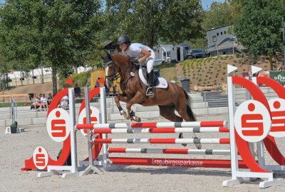 Sächsische Jugendmeisterschaft läuft in Dorfchemnitz - Bei den Junioren U16 hat Cora Kropf vom RFV Lengenfeld gestern die Ponyspringprüfung der Klasse A** gewonnen. Foto: Ralf Wendland