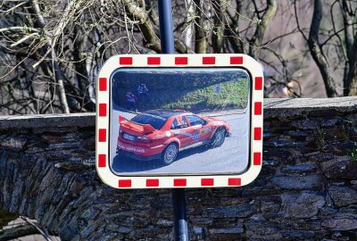 Sächsischer Doppelsieg bei der 57. ADAC Rallye Erzgebirge - Spieglein, Spieglein an der Grünhainer Klostermauer. Foto: Thorsten Horn