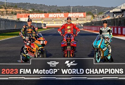Sächsisches Moto3-WM-Team PrüstelGP sperrt zu - Die Weltmeister 2023 Pedro Acosta, Pecco Bagnaia und Jaume Masia (v. l. n. r.). Foto: MotoGP