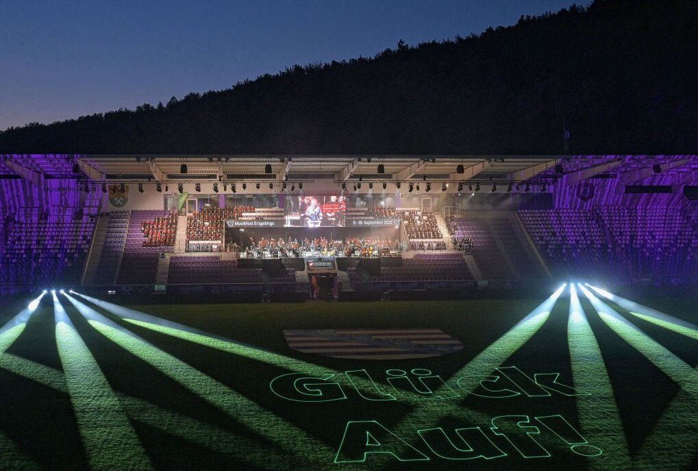 Im Erzgebirgsstadion in Aue ist jetzt das Erzgebirgische Sängerfest mit der Carmina Burana von Carl Orff zu erleben gewesen. Foto: Ralf Wendland
