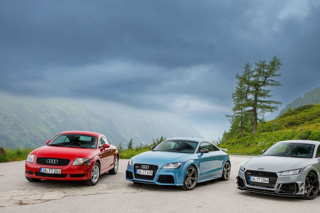 Sag zum Abschied leise Servus: Die Auslaufmodelle 2024 - Trio mit Charme: Den designorientierten Audi TT haben viele Autofans seit der ersten Generation (links) in ihr Herz geschlossen.