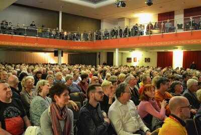 Sahra Wagenknecht rechnet in Limbach mit "Lifestyle-Linken" ab - Mit zirka 860 Gästen war die Stadthalle Limbach-Oberfrohna bis auf den letzten Platz gefüllt. Foto: Jürgen Sorge