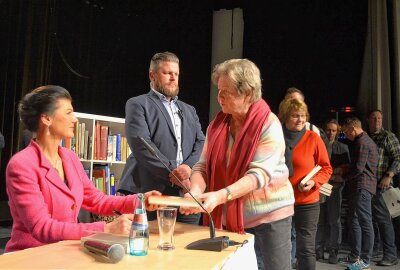 Sahra Wagenknecht rechnet in Limbach mit "Lifestyle-Linken" ab - Am Ende der Veranstaltung hatte Sahra Wagenknecht noch viel zu tun beim Signieren ihrer Bücher. Foto: Jürgen Sorge