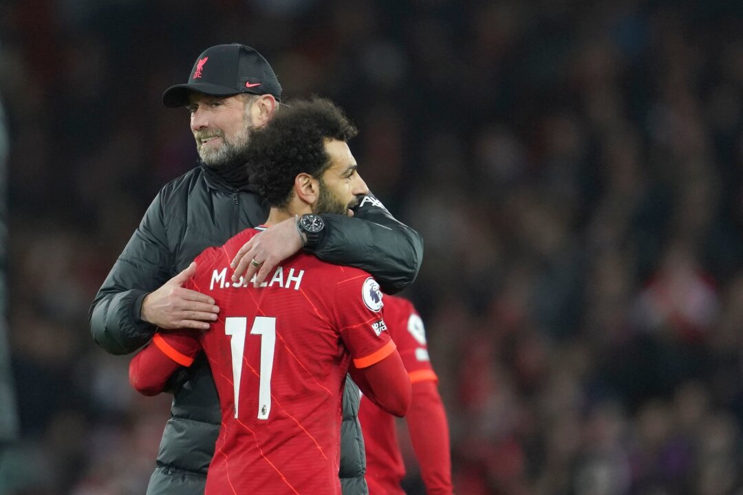 Salah will mit Klopp "für immer" in Kontakt bleiben - Liverpools Trainer Jürgen Klopp (l) feiert mit seinem Spieler Mohamed Salah nach einem Sieg.