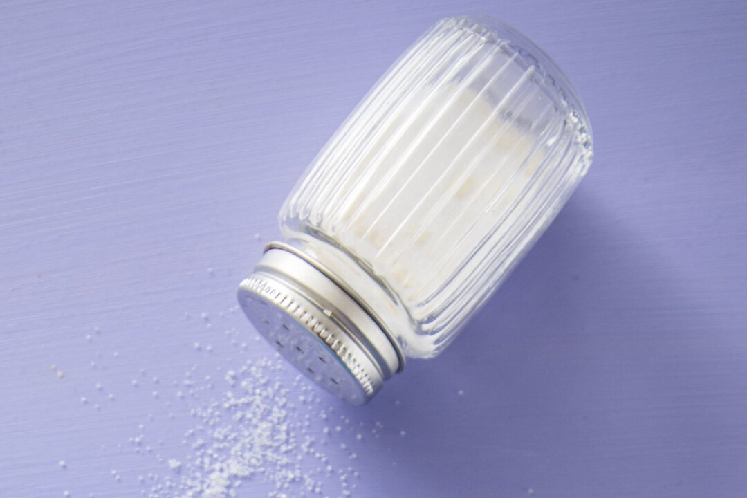 "Salt Chips": Warum die salzige Mutprobe so gefährlich ist - Die Verbraucherzentrale empfiehlt, nicht mehr als 6 Gramm Salz pro Tag zu konsumieren, um das Risiko von Herz-Kreislauf-Erkrankungen zu minimieren.