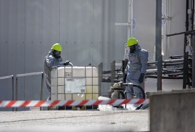 Salzsäure läuft auf Dresdner Betriebsgelände aus - Auf einem Dresdner Firmengelände tritt kontrolliert Säure aus einem Behälter. Foto: Roland Halkasch