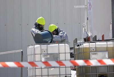 Salzsäure läuft auf Dresdner Betriebsgelände aus - Auf einem Dresdner Firmengelände tritt kontrolliert Säure aus einem Behälter. Foto: Roland Halkasch