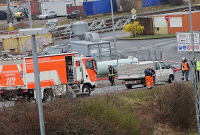 Salzsäure strömt aus Kesselwagen am Güterverkehrszentrum - Am Donnerstagmorgen wurde die Feuerwehr Leipzig gegen 6.10 Uhr an das Gueterverkehrszentrum nach Luetzschena alarmiert. Foto: Xcitepress