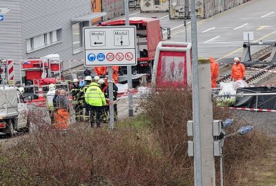 Salzsäure strömt aus Kesselwagen am Güterverkehrszentrum - Am Donnerstagmorgen wurde die Feuerwehr Leipzig gegen 6.10 Uhr an das Gueterverkehrszentrum nach Luetzschena alarmiert. Foto: Xcitepress