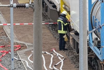 Salzsäure strömt aus Kesselwagen am Güterverkehrszentrum - Vor Ort dampfte ein Kesselwagen, der mit Salzsäure gefüllt war. Foto: Xcitepress