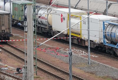 Salzsäure strömt aus Kesselwagen am Güterverkehrszentrum - Vor Ort dampfte ein Kesselwagen, der mit Salzsäure gefüllt war. Foto: Xcitepress