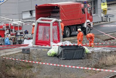 Salzsäure strömt aus Kesselwagen am Güterverkehrszentrum - Sechs Trupps unter sogenannten CBRN-Schutzanzügen waren im Einsatz und insgesamt 45 Feuerwehrleute. Foto: Xcitepress