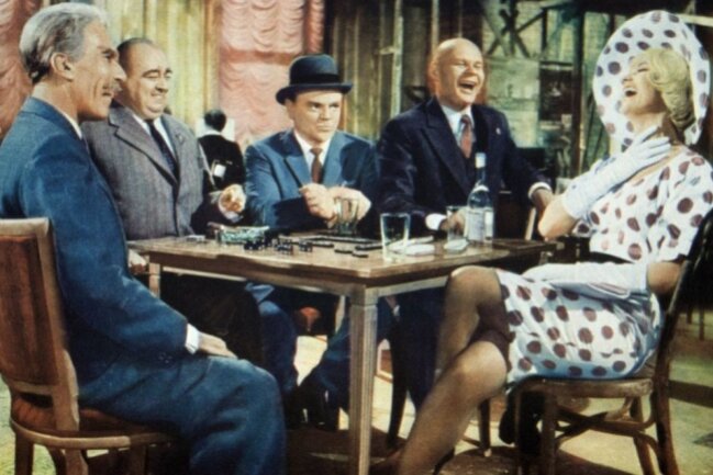 Ein Meisterwerk von Regisseur Billy Wilder: In "Eins, zwei, drei" spielte Ralf Wolter (zweiter von rechts) an der Seite von Liselotte Pulver und James Cagney (Mitte).