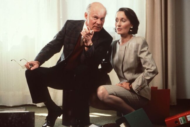 Vom Film zum Fernsehen: Seit Mitte der 70er-Jahre war Ralf Wolter in zahlreichen Serien zu sehen, etwa als Personalchef Dr. Schmidt-Lausitz in der Comedy "Büro, Büro" (Bild, mit Eleonore Weisgerber).
