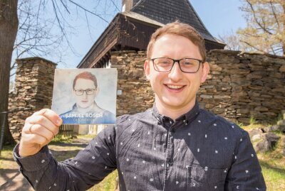 Samuel Rösch präsentiert am 21. Mai Debütalbum in Pockau - Samuel Rösch mit seinem Debütalbum "Geschichten". Foto: Jan Görner