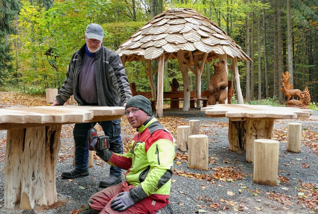 Hier installieren Peter Duus und Tino Schubert gerade einen der neuen Tische am Rastplatz. Foto: Andreas Bauer