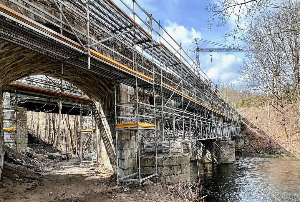Für die Maßnahme zur Sanierung der historischen Steinbrücke in Aue-Bad Schlema ist ein Zuwendungsbescheid erteilt worden. Foto: Ralf Wendland