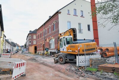 Sanierung der Malzhausstraße in Kirchberg läuft - Wegfallende Stellplätze vor der alten Stadtbäckerei sollen mit Flächen an der Lauterhofener Straße ersetzt werden. Foto: Ralf Wendland