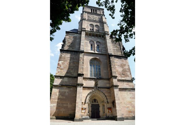 Sanierung der Schlosskirche mit ehemaligem DDR-Vermögen - Nach der Sanierung der Nordfassade im ersten Bauabschnitt, werden mit Mittel aus dem PMO-Vermögen nun die Westfassade und der Turmbereich der Schlosskirche saniert.