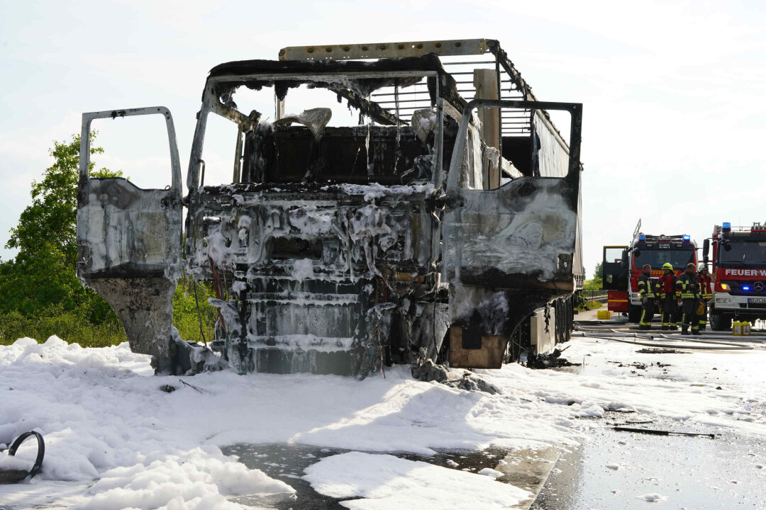 Zum Brand eines LKW kam es am späten Donnerstagnachmittag auf der Autobahn 4. Foto: xcitepress/brl