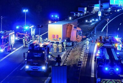 Sattelzug prallt in Leitplanke - A17 gesperrt - Sattelzug prallt in Leitplanke - A17 gesperrt. Foto: Roland Halkasch