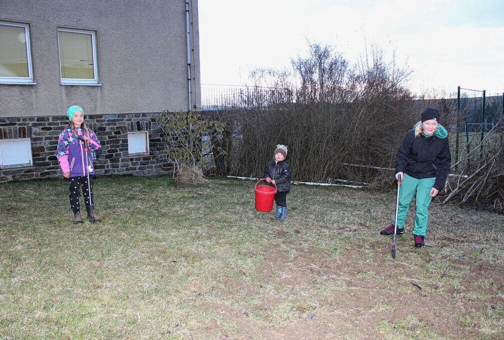 Sauber in den Frühling - Lea (re.), Maida und Jacob halfen fleißig mit, den Unrat zu beseitigen.Foto: Jana Kretzschmann