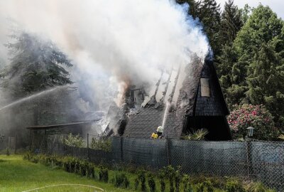 Sauna brennt lichterloh: Kilometerlanger Löschschlauch nötig - Roland Halkasch