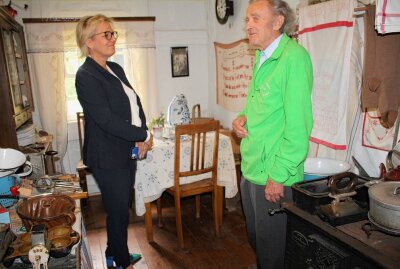 Sayda verteidigt Prädikat "Erholungsort" - Werner Kahnt erklärt der Ministerin die historische Wohnküche. Foto: Renate Fischer