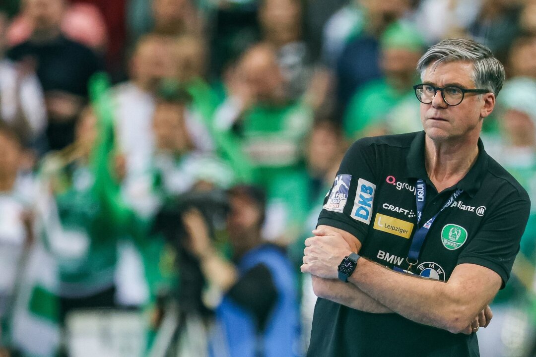 SC DHfK Leipzig gewinnt Handball-Krimi gegen Lemgo - Leipzigs Trainer Runar Sigtryggsson beobachtet das Spiel.