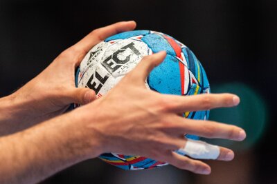 SC DHfK Leipzig kassiert knappe Heimniederlage - Ein Handballer hält den Spielball in den Händen.